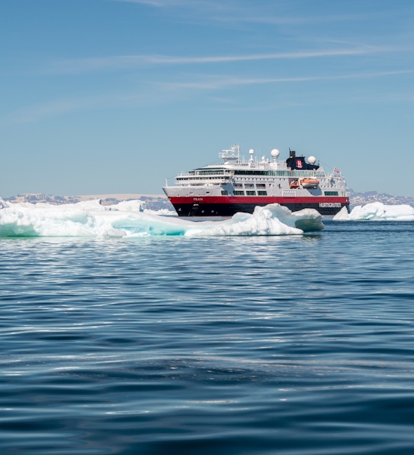 Skipet MS Fram på seilas mellom de store isfjellene på havet utenfor Grønland