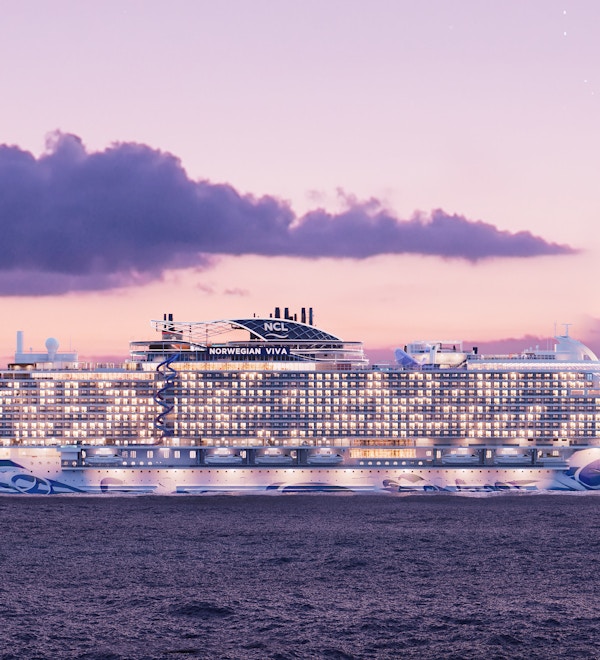 Panoramabilde av cruiseskipet Norwegian Viva på seilas
