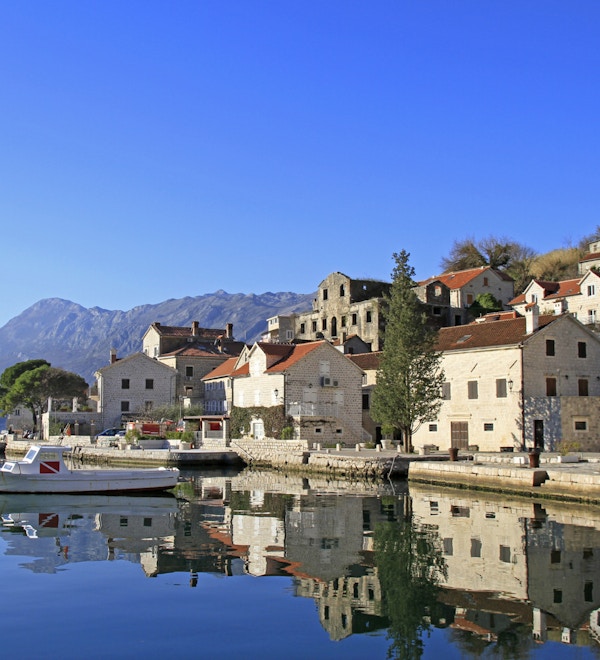 Perast by i Kotor-bukten, Montenegro