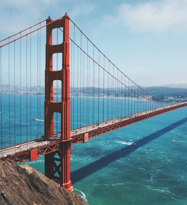 Majestetiske Golden Gate Bridge står rød og stødig over strømmene i havet