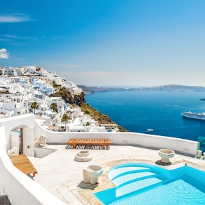 Hvit arkitektur på øya Santorini, Hellas. Svømmebasseng på luksushotell. Vakker utsikt over havet