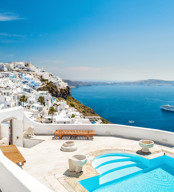 Hvit arkitektur på øya Santorini, Hellas. Svømmebasseng på luksushotell. Vakker utsikt over havet