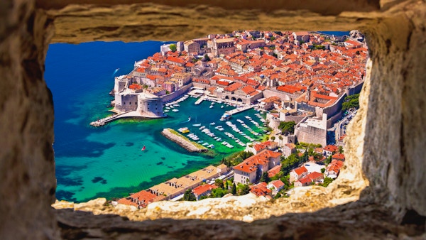 Dubrovnik historiske by- og havneutsikt gjennom steinvinduet fra Srd-bakken, Dalmatia-regionen i Kroatia