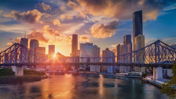 Bybildet av Brisbane skyline, Australia med Story Bridge under dramatisk solnedgang.