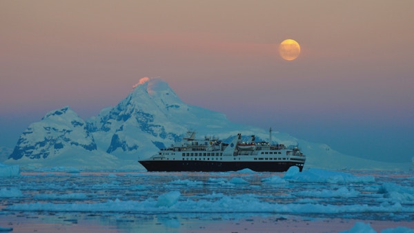 Silver Explorer cruiser det iskalde vannet under den blå timen.