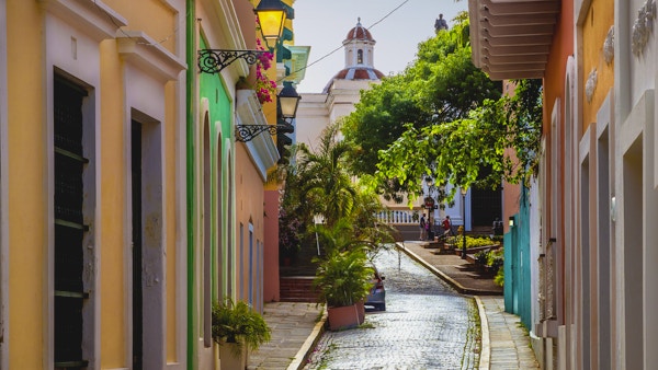 Fargerik gate i gamle San Juan, Puerto Rico