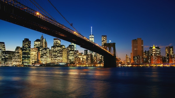 Bro over til Manhattan med skysprapere i kveldslys.