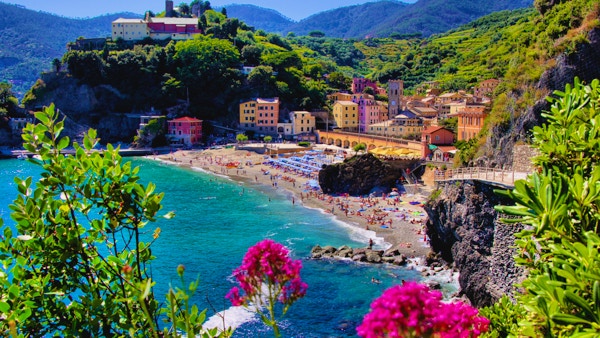 Cinque Terre-landsbyen Monterosso med blomster, Italia