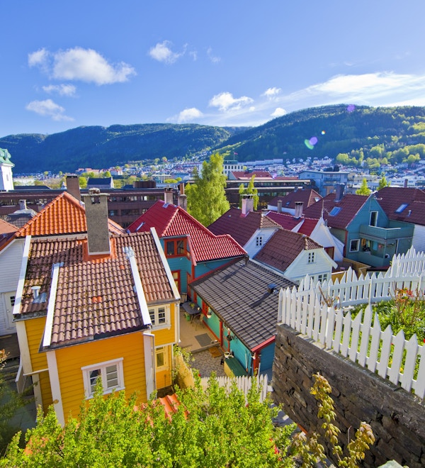 Bergens fargerike hus på en solfylt vårmorgen.