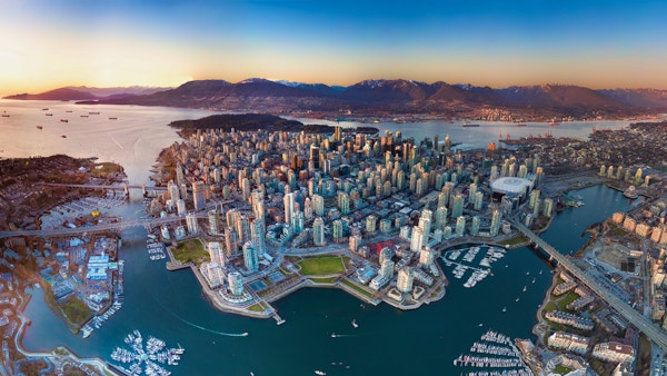 En panoramisk drone-utsikt over Vancouver sentrum.