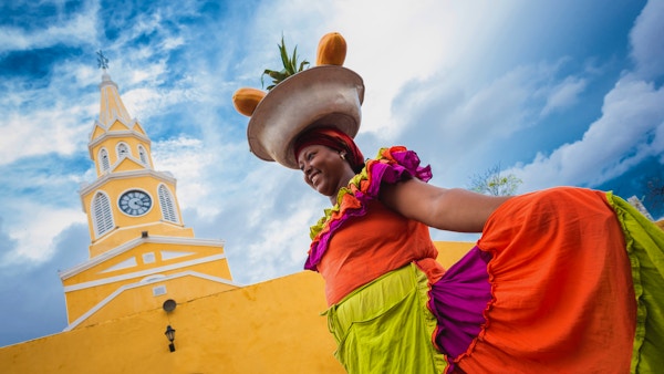 Glad Palenquera som selger frukt i Cartagena - reise som et lokalt konsept