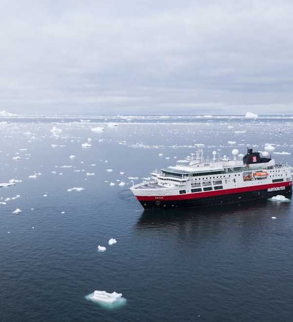 Skipet MS Fra, på seilas mellom isfjellene utenfor Grønland