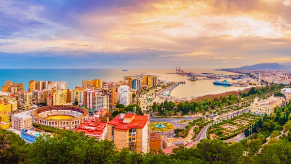 Malaga, Spania, er en av de mest dynamiske byene i Sør-Europa. Det er en moderne by med museer, restauranter, underholdning og strender.