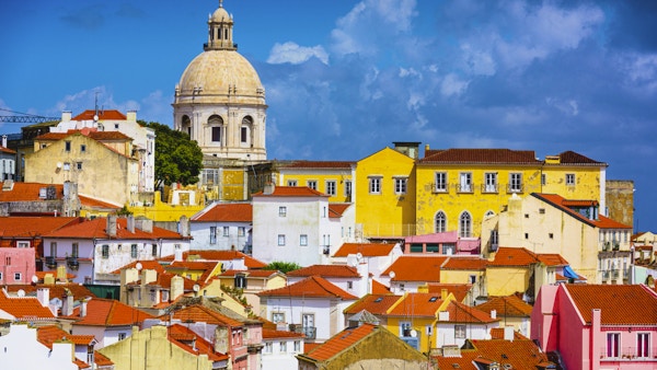 Lisboa, Portugal skyline ved Alfama, det eldste distriktet i byen med National Pantheon.