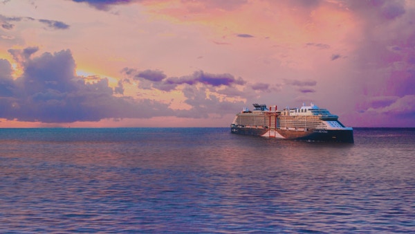 Cruiseskip på havet med rosa solnedgang.