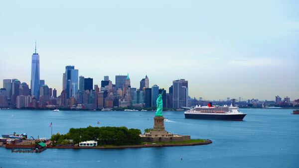 Queen Mary 2 foran New York skyline