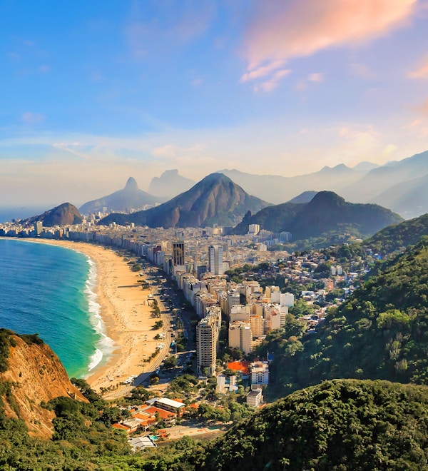 Luftfoto av den berømte Copacabana-stranden og Ipanema-stranden i Rio de Janeiro, Brasil