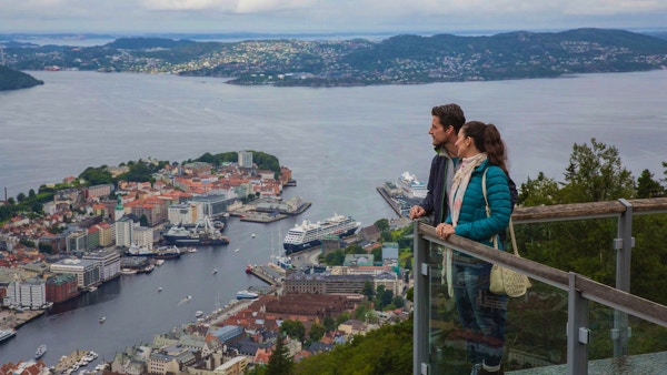 Par ser på utsikten av Bergen by.