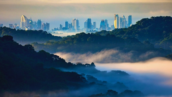 Utsikt over Panama City med regnskog rundt Panamakanalen