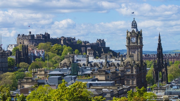 Edinburgh Castle og Balmoral Hotel klokketårn sett fra Calton Hill