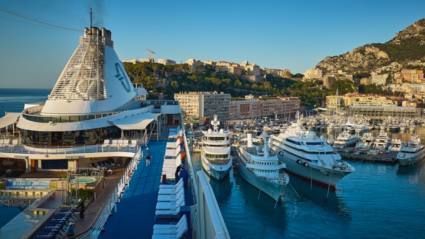 Oceaninas skip ligger til kai i Monte Carlo