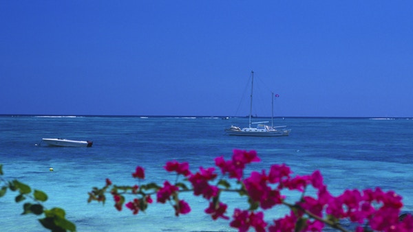 Båter på Trou aux biches-stranden på øya Mauritius i Det indiske hav