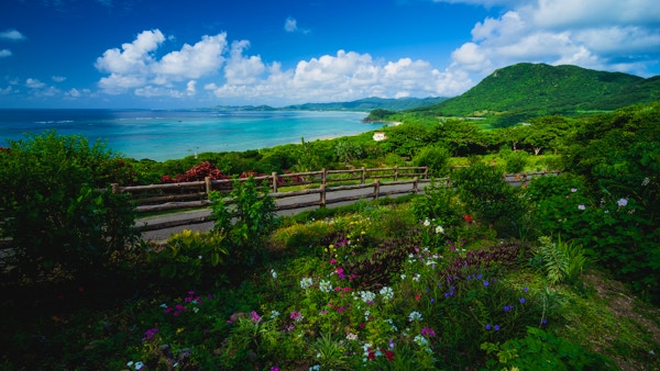 Med utsikt over kysten av Ishigaki Island og Stillehavet fra det nordlige observatoriet på en solrik dag om sommeren.