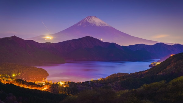 Mount Fuji og Lake Ashi ved soloppgang om høsten