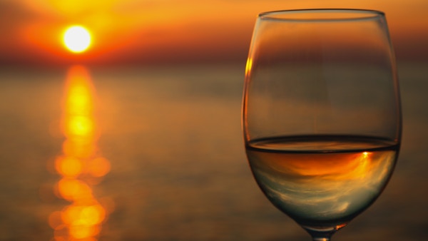 Glass vin mot rød solnedgang