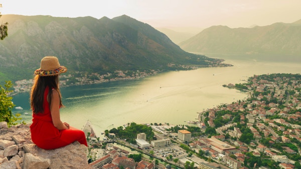 Unge dame slapper av over Kotor, Montenegro Feriemål