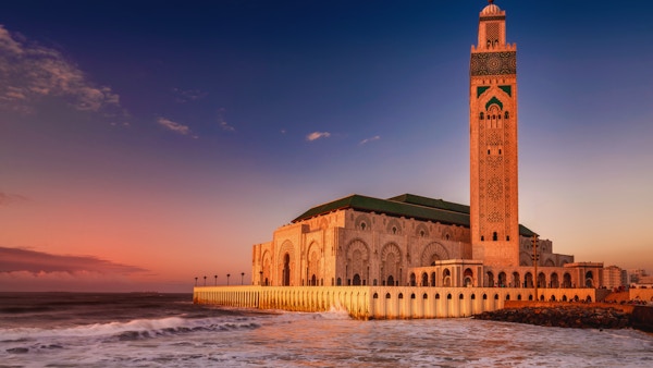 Hassan II Moske, den største moske i Marokko. Bilde tatt etter solnedgang ved blåtime i Casablanca.
