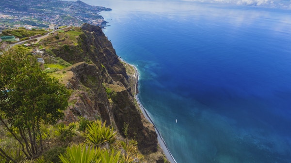 Fantastisk utsikt fra den høyeste klippen Cabo Girao på stranden, havvannet og Camara de Lobos by, Madeira, Portugal