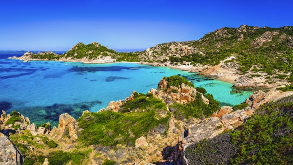 Nydelig havkyststrandpanorama på Maddalena-øyene, Sardinia, Italia