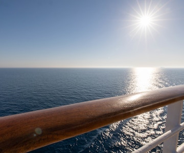 Rekka på cruiseskip og blått hav og sol.