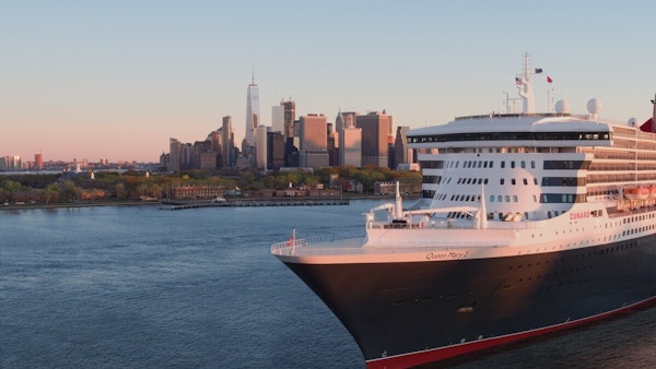 Queen Mary 2 seiler ved New York City