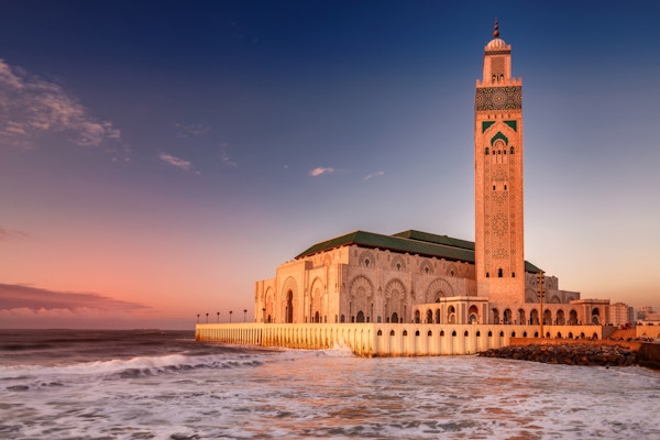 Hassan II Moske, den største moske i Marokko. Bilde tatt etter solnedgang ved blåtime i Casablanca.