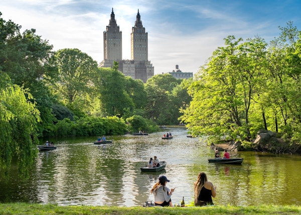 Mennesker som nyter en sommerdag i Central Park