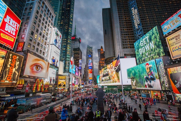 Folk, lys, reklameskjermer på Times Square