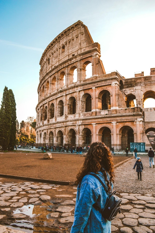 Turist ved Colosseum i Roma