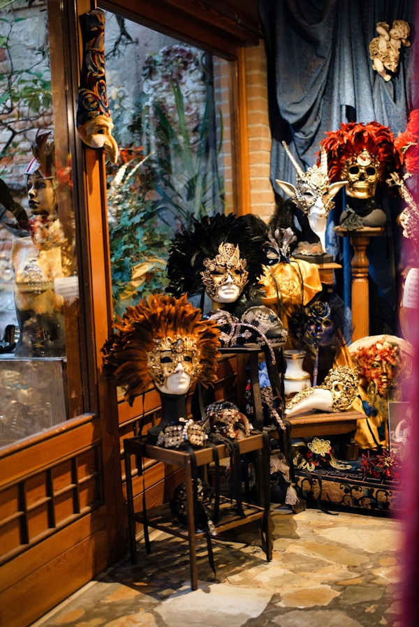 Makre masker med fjær i klassisk butikk i Venezia