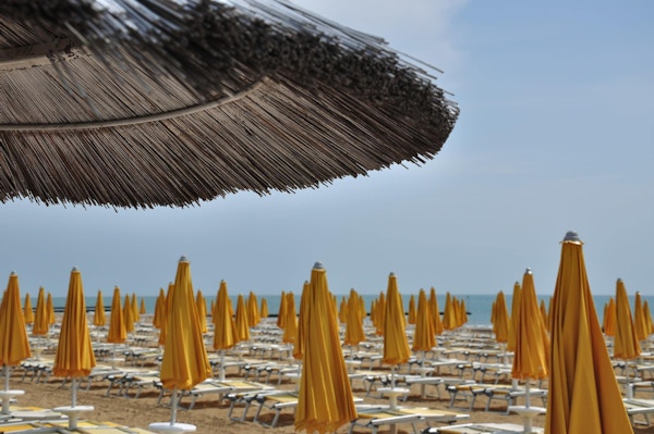Gule nedslåtte parasoller på Lido di Jesolo, Venezias strand