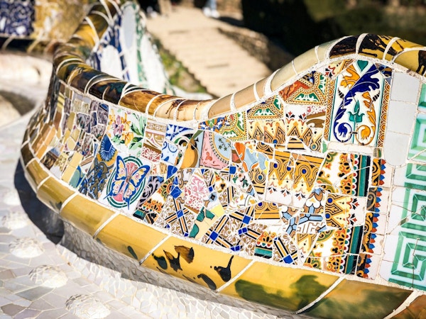Detaljer fra Gaudi-parken - fantastiske kjeramiske fliser smykker vegger og bygninger