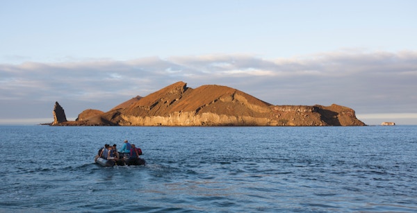 Zodiac-cruising i Sullivan Bay, Santiago Island, Galapagos.