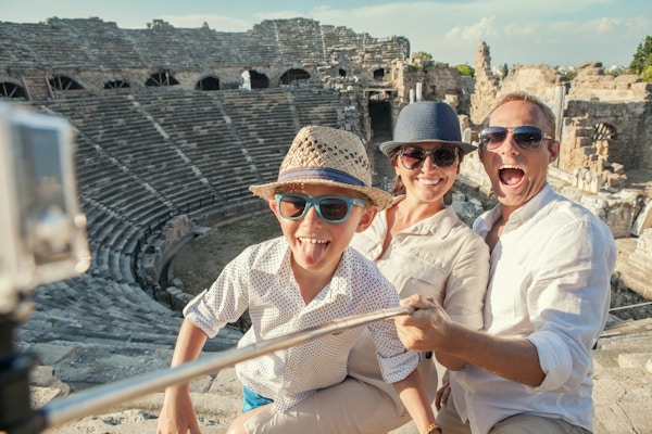 Par med barn tar selfie i Colosseum