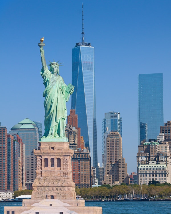 Manhattan sentrum og Frihetsgudinnen, New York City. New World Trade Center-tårnene sees på høyre og midtre del av bildet.