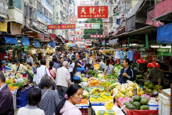 Et travelt gatemarked i Hong Kong, Kina.