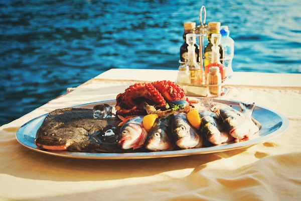 fersk sjømatplate i restaurant til sjøs, lokal mat