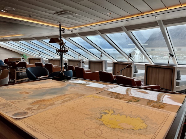 Store kart og loungestoler om bord på et skip