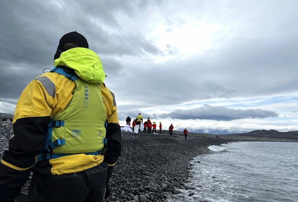 Mennesker rydder plast fra en rullestrand på Island