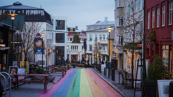 en regnbuemalt gate midt i en by